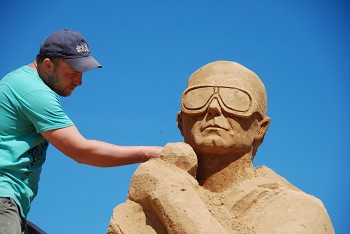 Festival de Esculturas de Areia em construção Músicos portugueses esculpidos em areia