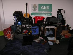 Na Quinta do Conde - Sesimbra DETENÇÃO FORA DE FLAGRANTE DELITO POR FURTO NO INTERIOR DE VEÍCULOS
