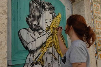 Arte na Rua Portas do núcleo antigo da vila de Sesimbra transformadas em obras de arte