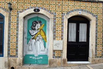 Portas da vila de Sesimbra continuam a ser transformadas em obras de arte Apresentação dos trabalhos decorre no sábado, 31 de maio, Dia do Pescador