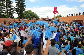 Ritmos e as coreografias com cerca de 800 crianças em Setúbal no desfile de percussão do Festival de Música