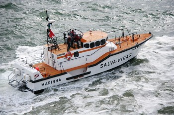 A norte do Cabo Carvoeiro - Peniche QUEDA AO MAR DE PESCADOR DA EMBARCAÇÃO CORAÇÃO DO ATLÂNTICO – OPERAÇÕES DE BUSCA