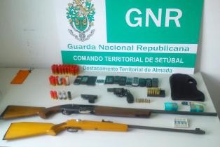 Detenção de cinco indivíduos em Almada Foram apreendidas várias peças de fardamento da GNR usadas para efetuar os roubos