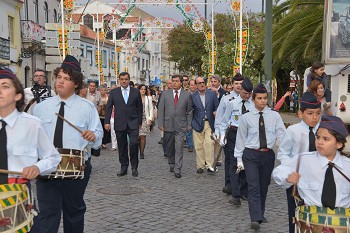 «Unir Montijo em torno das Festas Populares de S. Pedro» Centenas de pessoas frente aos Paços do Concelho para a abertura oficial