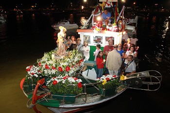 Procissão fluvial noturna no Rio Sado em Alcácer do Sal Ponto alto do Festival Sabores do Sado