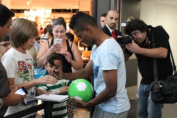 ALMADA FORUM RECEBE SPORTING Presença dos jogadores atrai miúdos e graúdos ao Mundo dos Fatos/Suits INC.