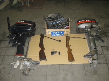 POLÍCIA MARÍTIMA APREENDE MATERIAL EM ALCOCHETE Três motores, três armas de calibre 6,35mm e 440Kg de amêijoa japonesa