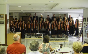 Patente na Biblioteca de Santo André - Santiago do Cacém Coral do Clube Galp Energia inaugura exposição alusiva ao seu 20.º aniversário