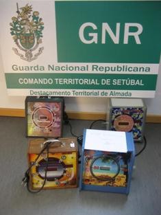 Na Charneca de Caparica - Almada Apreendidas quatro máquinas com jogo de roleta eletrónica