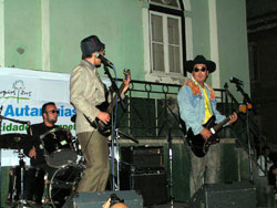 EM CONCERTO NO LARGO CASAL LOS SANTEROS DESTILAM O SEU MARIACHI-TRASH