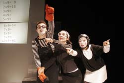 Barreiro A 1 de Março - quarta-feira Sobe o pano do "Mês do Teatro´2006"