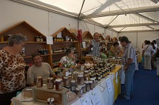 Em Sesimbra – ZimbraMel – Feira do Mel da Península de Setúbal Fim-de-semana dedicado ao mel no Castelo de Sesimbra