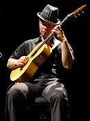 Virtuosismo com sabor tropical Joel Xavier apresenta "Saravá" no Pinhal Novo