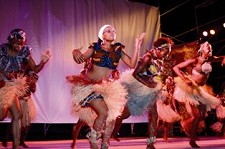 Cem Diferenças Sem Diferença Noite Multicultural na vila de Sesimbra Música, animações de rua e gastronomia tradicional