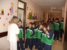 ESCOLA DE FUTEBOL DO FABRIL BARREIRO VISITA SERVIÇO DE PEDIATRIA DO HOSPITAL DO BARREIRO . Ofereceu uma aparelhagem de som
