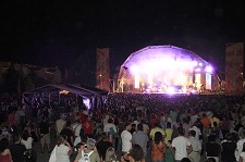 Idolomania invadiu Feira de Sant’Iago em Setúbal Finalistas do concurso televisivo Ídolos levaram ao rubro uma multidão