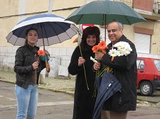 Distribuição de flores pelas 8 freguesias do Concelho do Barreiro Dia da Mulher assinalado com a criação de um Núcleo de Apoio à Vítima