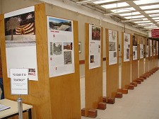 EXPOSIÇÃO “O QUE É O TEATRO?” NO BARREIRO na entrada principal do Hospital de Nossa Senhora do Rosário