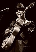 Um dos mais prestigiados guitarristas do mundo na Moita Fórum Cultural da Baixa da Banheira na rota do guitarrista Joel Xavier