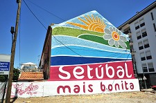 Trio de artistas participou com espírito voluntário na Setúbal Mais Bonita Recuperação estética de uma fachada de um edifício através da pintura em graffiti