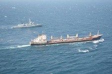 A Fragata NRP D. Franciso de Almeida presta apoio a navio que foi alvo de sequestro por piratas