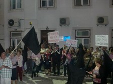 Manifestantes em Sesimbra contra encerramento do SAP Pela construção do Hospital Seixal - Sesimbra