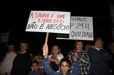 Centenas de munícipes de Sesimbra em vigília contra redução do horário do Serviço de Atendimento Permanente