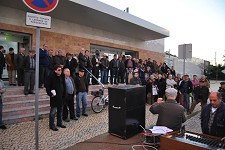 Concentração na Baixa da Banheira da Comissão de Utentes da Linha do Sado - Moita Efectuado corte simbólico de linha ao comboio procedente de Barreiro