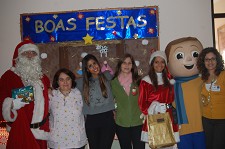 Dezenas de crianças hospitalizadas receberam a visita do Pai Natal do Almada Forum e de alguns famosos
