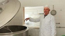 Visita guiada à queijaria de Sabino Rodrigues em Sesimbra Acompanhar a fabricação dos queijos da Azoia
