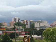 Forte trovoada no Barreiro Raio destruiu uma chaminé e placa de 7º andar