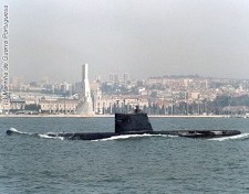 Em Cacilhas - Almada ex-NRP Submarino Barracuda no Cais da Transtejo