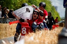 Corrida de Sofás da Vodafone Todos os 160 participantes levaram para casa bilhetes para a edição de 2012 do Rock in Rio-Lisboa