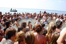 Recriação histórica a 29 de agosto Tradição do Banho Santo regressa à praia da Manta Rota