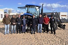 Pescadores de Monte Gordo recebem novo trator e máquina de limpeza de praia