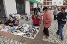 Feira de Antiguidades e Velharias anima Largo do Mercado na Moita