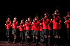Orquestra de violinos do Conservatório Regional de Setúbal Aniversário juntou em simultâneo no palco cerca de 120 violinistas