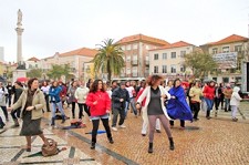 Dia Internacional da Mulher em Setúbal Cerca de uma centena de pessoas a dançar na Praça de Bocage