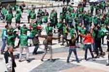 Em Lisboa, «flash mob» de 600 italianos que se abraçam «Temos um mundo para limpar»