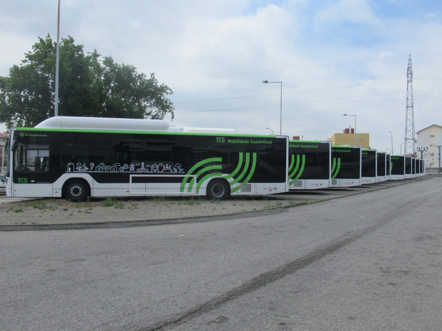Comissão de Utentes dos Serviços Públicos do Barreiro TCB dos 17 novos autocarros apenas 6 estão a circular em horas de ponta . Surreal e insustentável