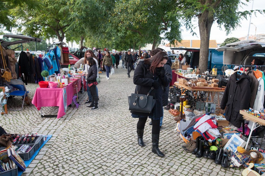 Feira «Abra a Bagageira» volta à Marginal da Moita Carros transformadas em lojas