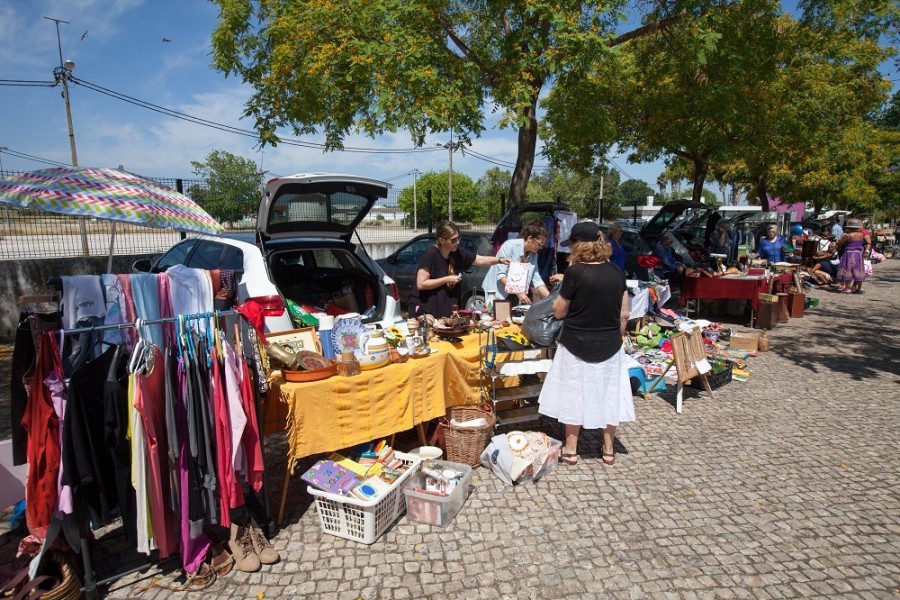 «Abra a Bagageira» na Marginal da Moita Um espaço que junta artesanato, velharias e antiguidades ao ar livre.