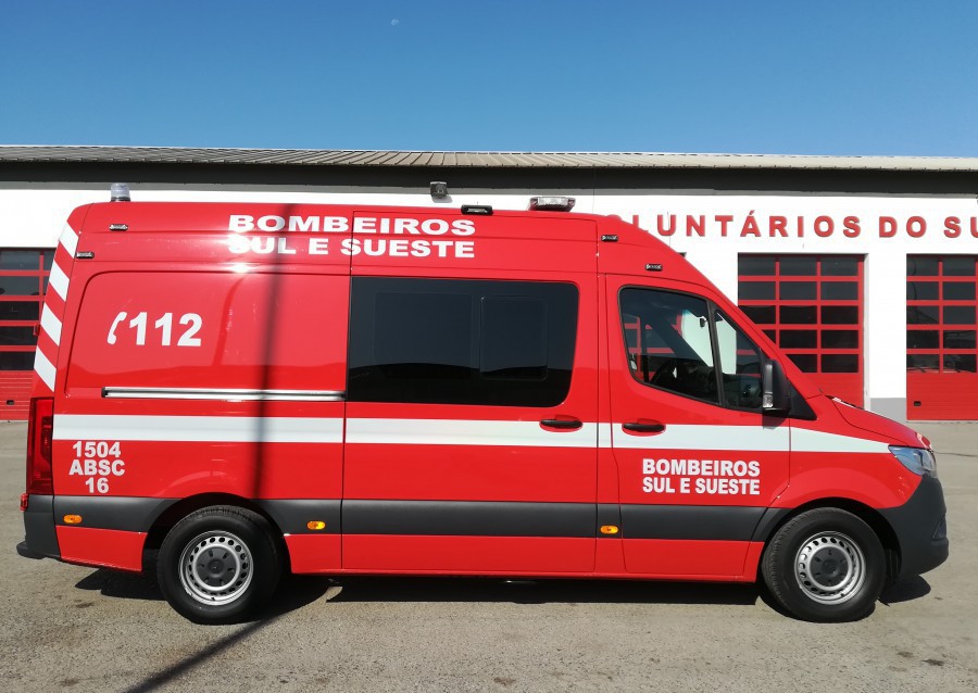 BARREIRO - Na praceta dos Lusíadas - Lavradio Atingida por ramo de árvore uma mulher ficou gravemente ferida