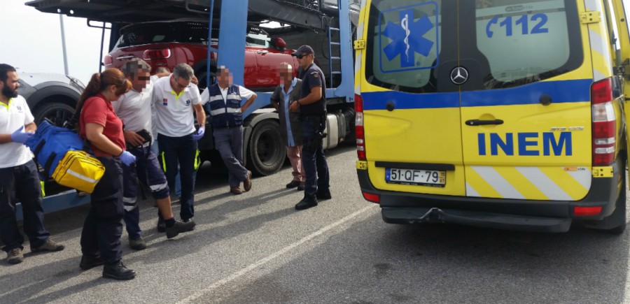 Queda de camião no porto de Setúbal Polícia Marítima apoia trabalhador vítima