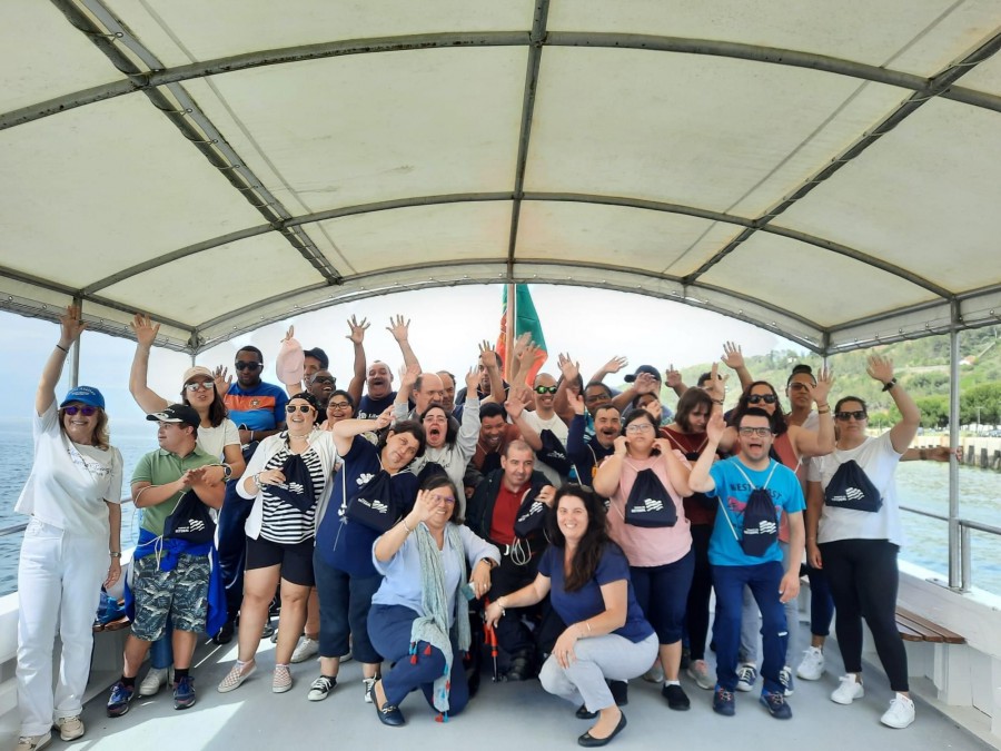 Passeio Marítimo-Turístico no rio Sado - Administração dos Portos de Setúbal e Sesimbra Celebra Dia da Criança com jovens da APPACDM de Setúbal