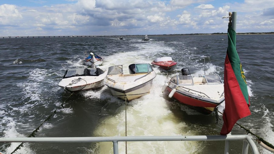 Polícia Marítima realiza operação na área do Samouco e Alcochete «Maré Tóxica» no rio Tejo fiscalizou e apreendeu dez embarcações em situação ilegal