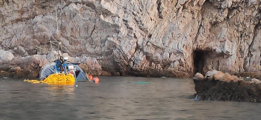 SETÚBAL - Junto ao Portinho da Arrábida Autoridade Marítima Nacional auxilia embarcação de pesca parcialmente submersa