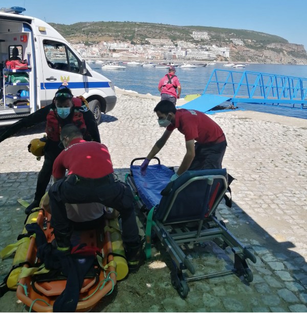 Estação Salva-vidas de Sesimbra Resgata tripulante de uma embarcação de pesca suspeito de ter sofrido um enfarte