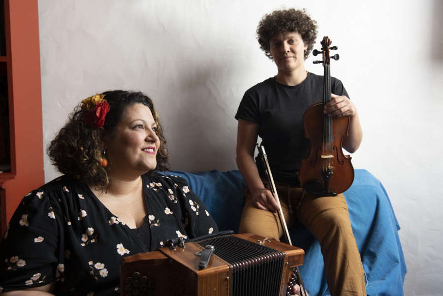 Baile de Danças Tradicionais do Mundo na Biblioteca Municipal de Palmela Baile Folk com Celina da Piedade e Ana Santos