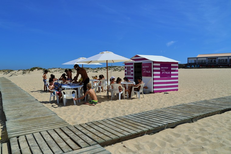 PRAIAS DE MELIDES E DO CARVALHAL EM GRÂNDOLA TÊM UMA BIBLIOTECA À BEIRA MAR